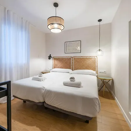 Bebarceloner Eixample - 4 Bedrooms Apartment *